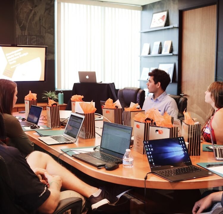 Profissional em sala de treinamento corporativo com foco em resultados financeiros e crescimento.