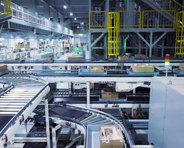Linha de produção automatizada com robôs e sistemas digitais integrados em fábrica moderna
