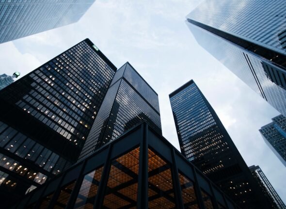 Profissionais colaborando em ambiente corporativo moderno, representando gestão estratégica de talentos