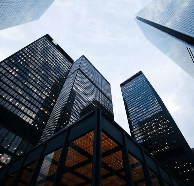 Profissionais colaborando em ambiente corporativo moderno, representando gestão estratégica de talentos