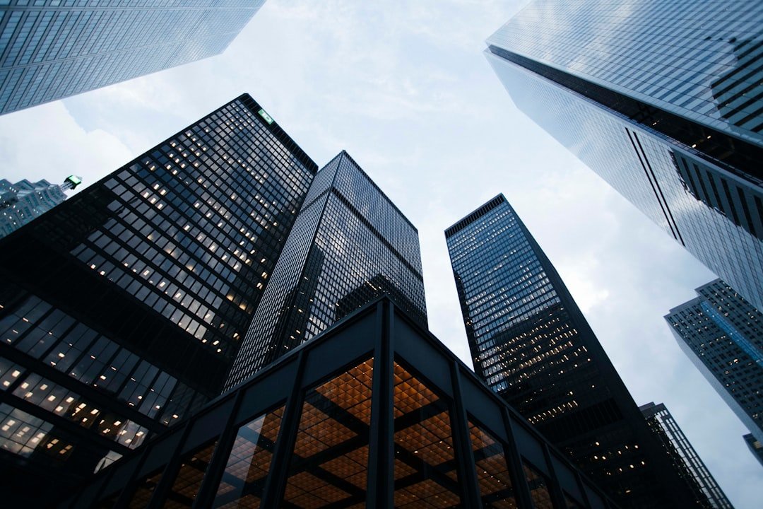 Profissionais colaborando em ambiente corporativo moderno, representando gestão estratégica de talentos