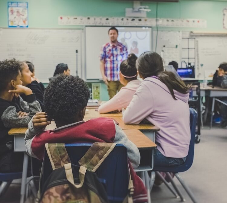 Sala de aula moderna com estudantes utilizando tecnologia digital para aprendizado