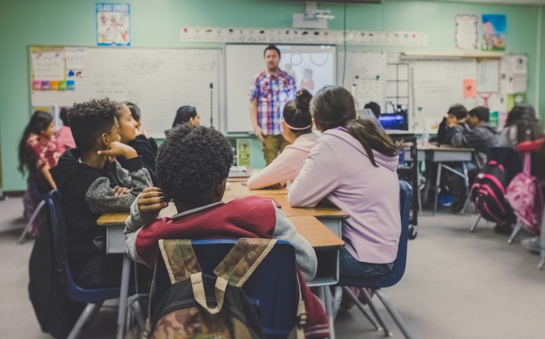 Sala de aula moderna com estudantes utilizando tecnologia digital para aprendizado