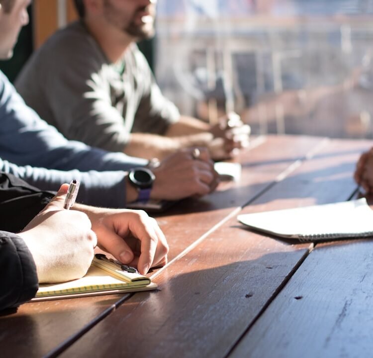 Líder conduzindo reunião de equipe em ambiente corporativo moderno